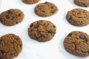 Beyaz Arkaplanda Çikolatalı Bisküviler