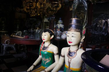 Bir dükkâna bir dizi antika konmuş.