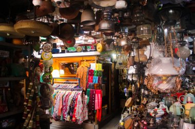 Bir dükkâna bir dizi antika konmuş.