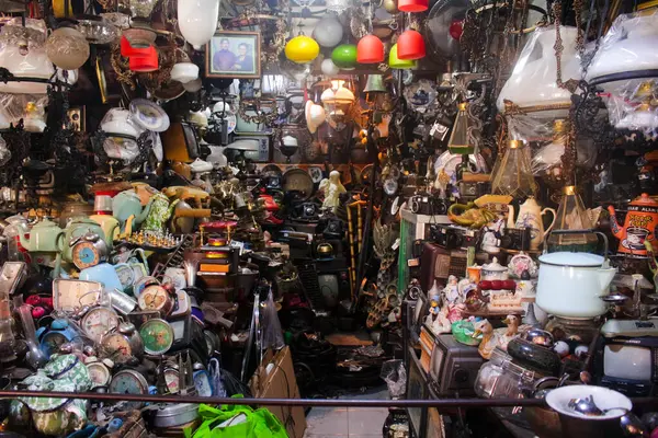 Bir dükkâna bir dizi antika konmuş.