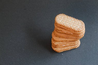 Koyu arkaplanda bisküviler