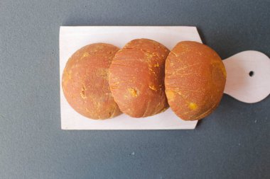 Esmer şeker hindistan cevizi ağaçlarından gelen doğal şekerdir ve ayrıca hindistan cevizi şekeri olarak da bilinir..