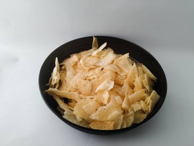 Beyaz zemin üzerinde siyah kase çipleri