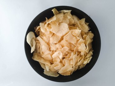 Beyaz zemin üzerinde siyah kase çipleri