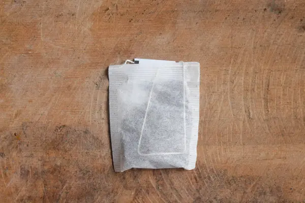 Ahşap arka planda çay poşetleri