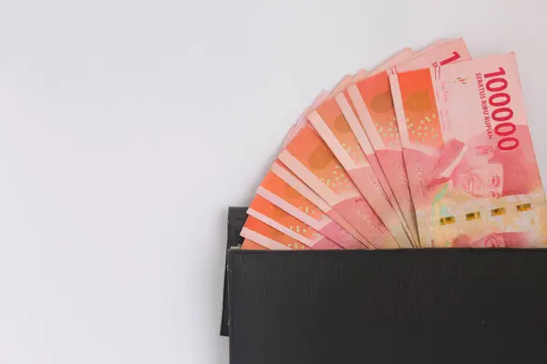 Siyah bir cüzdandan birkaç banknot.