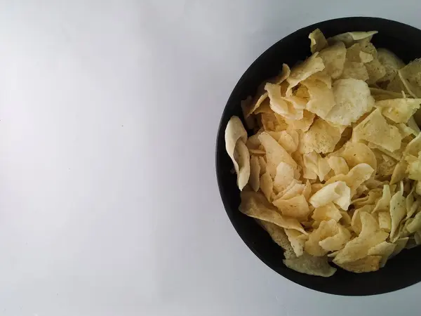 Beyaz zemin üzerinde siyah kase çipleri