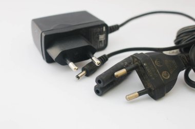 Beyaz arkaplanda dizüstü bilgisayar adaptörü