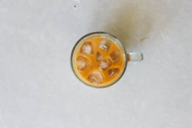 Bir bardak taze buzlu kahve.