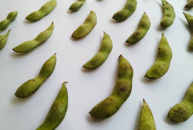 Beyaz arkaplanda Edamame ya da soya fasulyesi