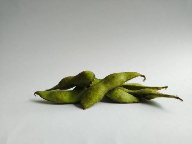 Beyaz arkaplanda Edamame ya da soya fasulyesi