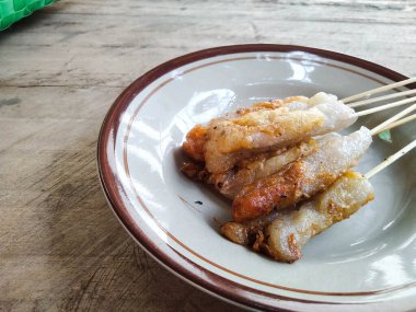 Cilok, geleneksel Endonezya sokak atıştırmalığı.