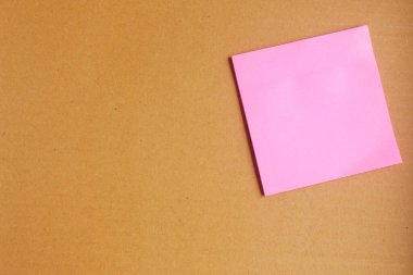 Kahverengi arka planda renkli bir kağıt