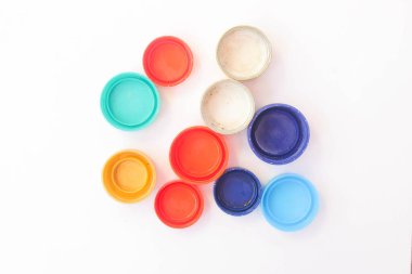 Bazı şişe kapağı atıkları geri dönüştürülebilir.