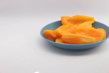 Beyaz arka planda plastik bir kutuda Jack meyvesi