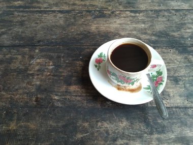 ahşap bir masa üzerinde siyah kahve