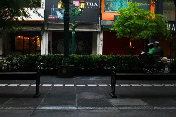 Yaya yolundaki ziyaretçiler için sandalyeler