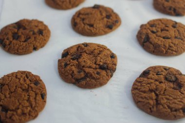 Beyaz Arkaplanda Çikolatalı Bisküviler