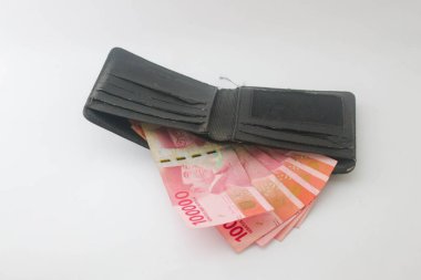 Beyaz arka planda siyah bir cüzdan.