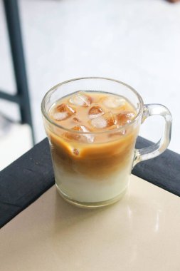 Bir bardak taze buzlu kahve.