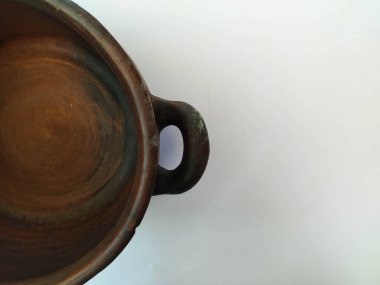 Beyaz arka planda kilden yapılmış çömlek tenceresi