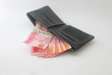 Beyaz arka planda siyah bir cüzdan.