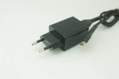 Beyaz arkaplanda siyah bir akıllı telefon şarj cihazı.