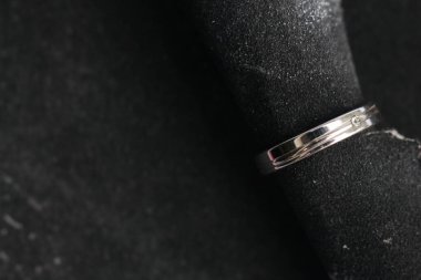 Siyah arkaplanda gümüş halka