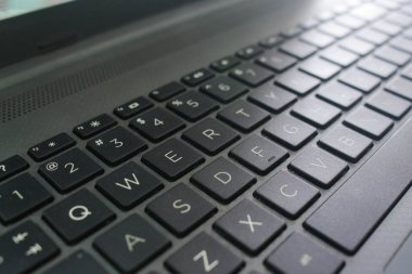 Dizüstü bilgisayarın klavyesini siyah yap ve kapat