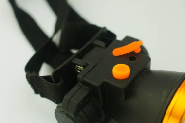 Beyaz arkaplanda siyah far