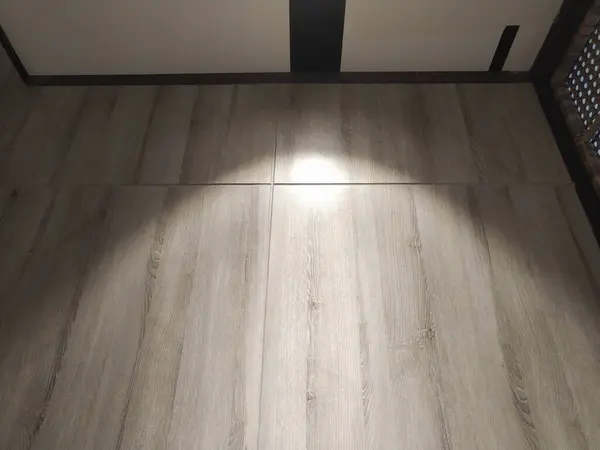 Ahşap duvarda minimalist ışıklandırma.