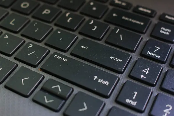 Dizüstü bilgisayarın klavyesini siyah yap ve kapat