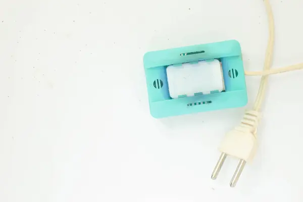 Beyaz arkaplanda elektrikli sivrisinek kovucu