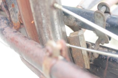 Onthel Bisikleti, bisikletin bazı parçaları hala sağlam.