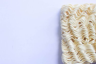 Beyaz arka planda çiğ erişte.