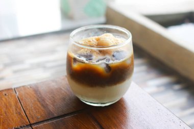 Bir bardak taze buzlu kahve.