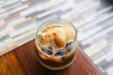 Bir bardak taze buzlu kahve.