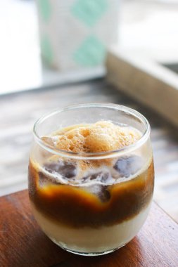 Bir bardak taze buzlu kahve.