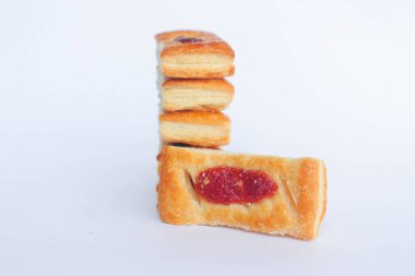 Beyaz arkaplanda kuru ekmek yığını
