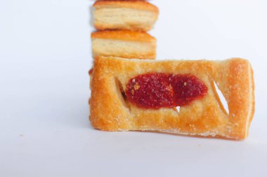 Beyaz arkaplanda kuru ekmek yığını
