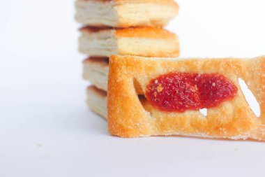 Beyaz arkaplanda kuru ekmek yığını