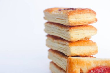 Beyaz arkaplanda kuru ekmek yığını