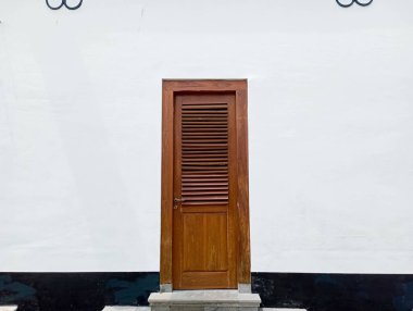 Eski binadaki büyük kapının tasarımı.