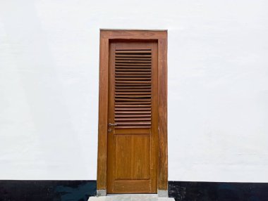 Eski binadaki büyük kapının tasarımı.