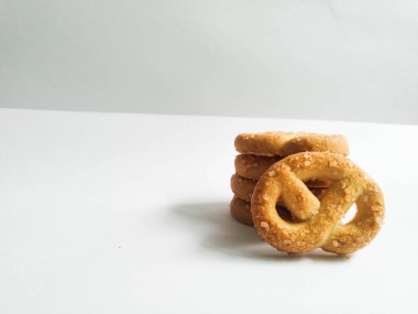 Beyaz arkaplanda kuru ekmek yığını