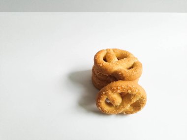 Beyaz arkaplanda kuru ekmek yığını