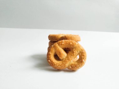 Beyaz arkaplanda kuru ekmek yığını