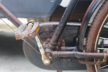 Onthel Bisikleti, bisikletin bazı parçaları hala sağlam.