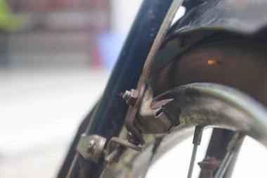 Onthel Bisikleti, bisikletin bazı parçaları hala sağlam.