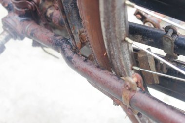 Onthel Bisikleti, bisikletin bazı parçaları hala sağlam.